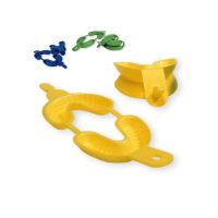 Coronas de impresión dental personalizadas en color amarillo y accesorios de fijación en color azul y verde, ideales para ortodoncia, prótesis dentales y restauraciones personalizadas.