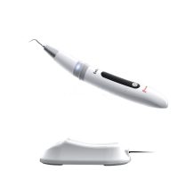 Borrador eléctrico dental para odontología, con base de carga y pantalla digital, ideal para procedimientos de limpieza y preparación en tratamientos odontológicos precisos y personalizados.