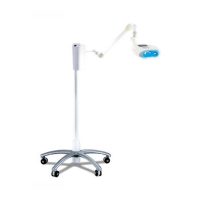 Kit de luz fría dental con brazo articulado y base móvil para clínicas odontológicas innovadoras.