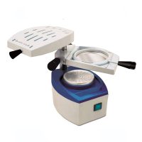 Alta tecnología en odontología: equipo de laboratorio y fabricación de prótesis dentales personalizadas para clínicas y laboratorios dentales.