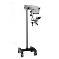 Microscopio odontológico de alta precisión para procedimientos dentales, equipado con sistema de iluminación y movilidad ajustable.