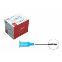 Limpieza dental profesional con productos personalizados para odontología, incluyendo kits de irrigación y agujas específicas para una higiene bucal efectiva.