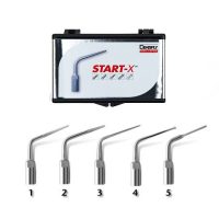 Residuos y partículas de colores en un campo de hierba.