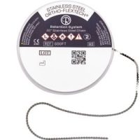 Cinta de orto-flexión de acero inoxidable con sistema de retención para prótesis dentales personalizadas.