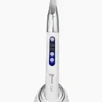 Alt text: Intrumento odontológico personalizado con pantalla digital y diseño ergonómico para tratamientos dentales precisos y eficientes.