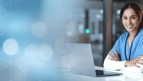 Innovadora profesional de odontología en uniforme azul en un entorno moderno, promoviendo productos odontológicos personalizados de EXAmedic.