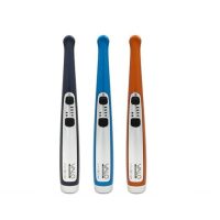 Varios modelos de instrumentos odontológicos personalizados para higiene bucal, en colores negro, azul y naranja, de alta calidad y diseño ergonómico.