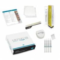 Kit de productos odontológicos personalizados para tratamientos dentales, incluyendo moldes, herramientas y accesorios, ideales para profesionales de la odontología.